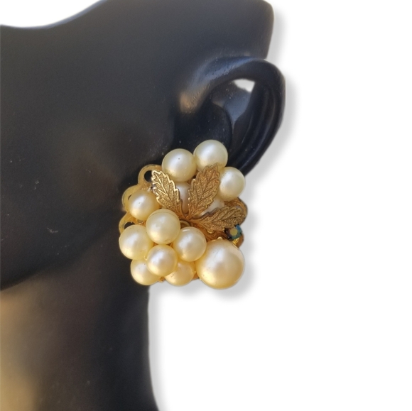 VINTAGE FAUX PEARL & GOLDTONE FILIGREE CLUSTER DESIGN CLIP ON EARRINGS - Picture 1 of 7